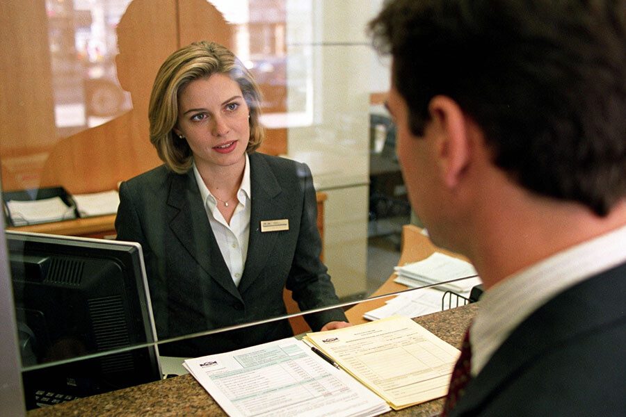 mujer administrativa trabajando banco financiero